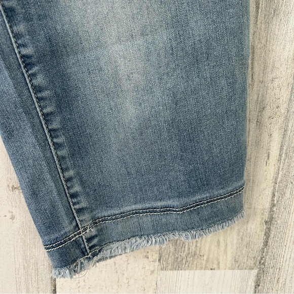 DEMOCRACY Light Wash Ab Solution Blue NEW Capri Jeans 4 - Picture 8 of 10